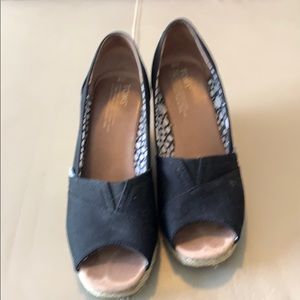 TOMS black canvas wedges